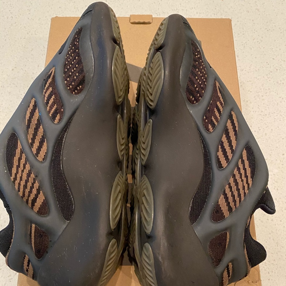 Yeezy clay brown 700
